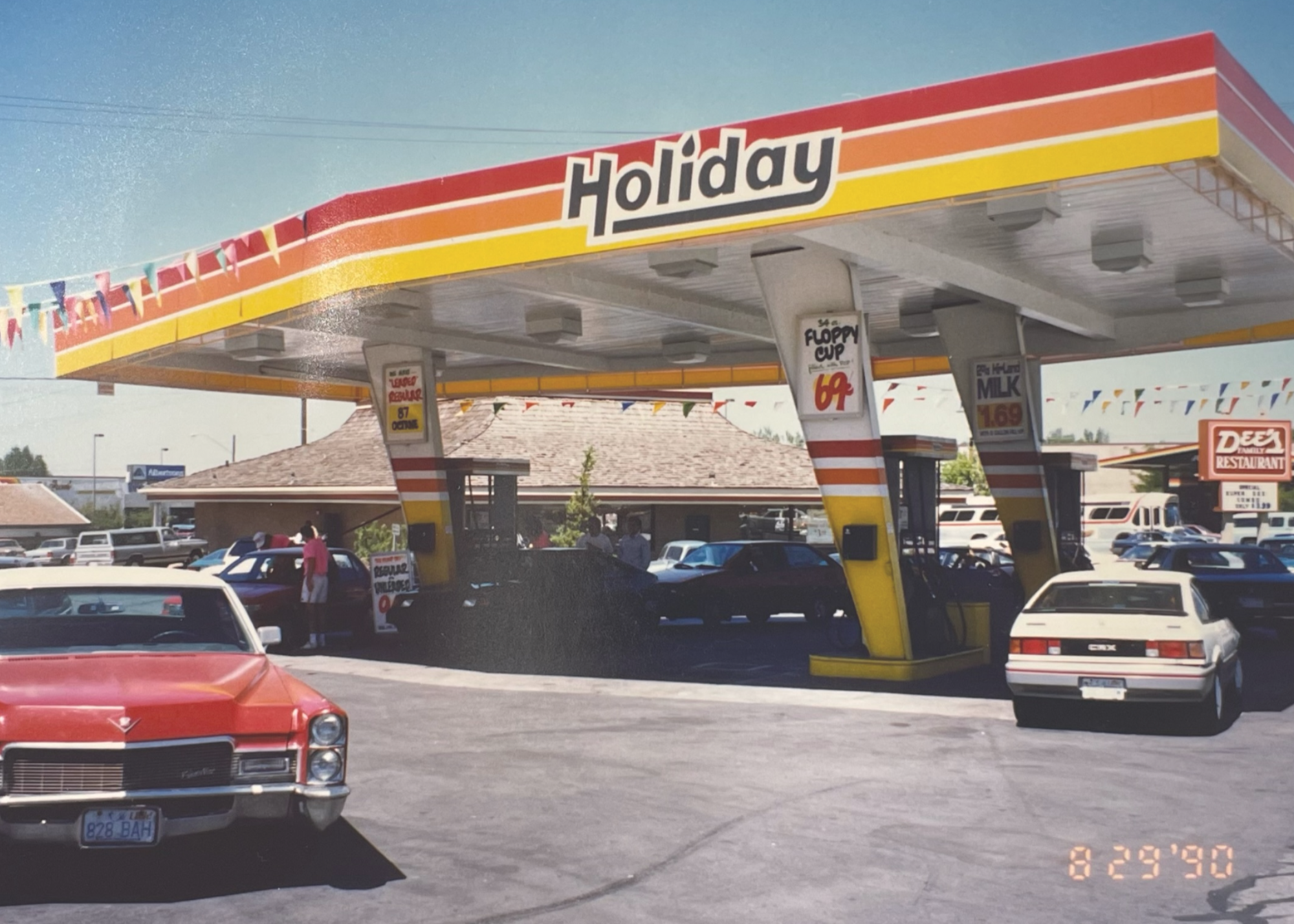 A Holiday Oil station in 1990
